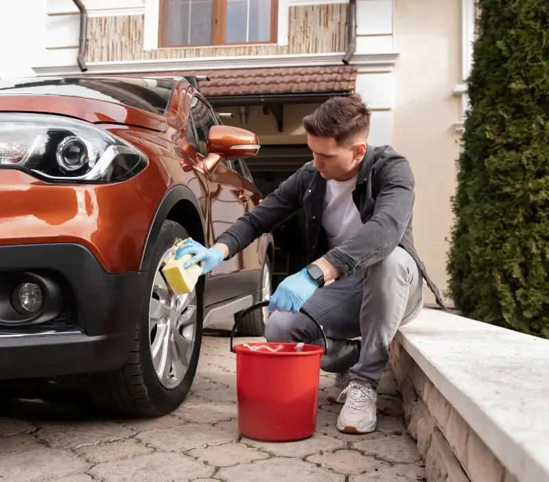 Lavage auto à domicile Chalou-Moulineux : professionnel intervenant sur un véhicule
